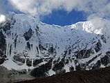 
The pointy summit of Tengkangpoche (Teng Kang Poche, Thyangmoche, 6500m) shines in the early morning sun with Panaltopa on the right.
